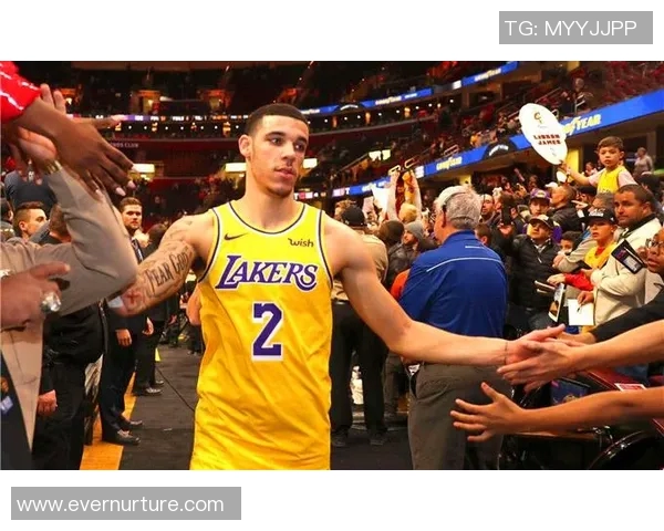 朗佐鲍尔与拉塞尔的巅峰对决谁能在赛场上笑到最后 朗佐鲍尔与拉塞尔的巅峰对决谁能在赛场上笑到最后